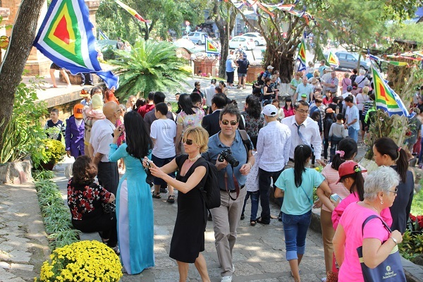 Nha Trang: Sẵn sàng đón du khách “xông đất” dịp Tết Đinh Dậu - 1 Du khách háo hức tham quan tháp bà Ponagar Nha Trang, Khánh Hòa