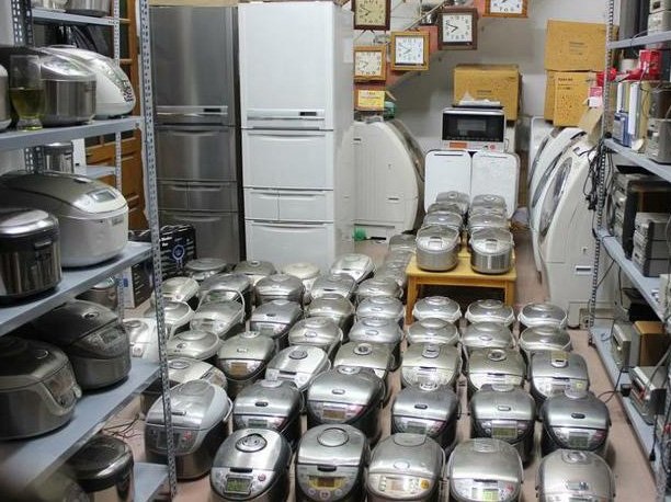 Giám đốc ngân hàng nhà toàn dùng đồ second-hand đổ bãi - 1
Hàng Nhật bãi giá cao vẫn được dân Việt chuộng mua