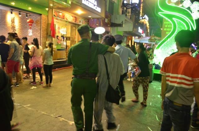 Người dân cả nước hân hoan trong phút giao thừa - 60
Nhiều người bán hàng rong tháo chạy làm náo loạn đường hoa khi thấy lực lượng đô thị xuất hiện, trong đó có 2 người bị tịch thu hàng hoá.