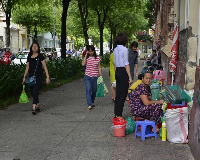 “Phố hàng rong” Quận 1 sẽ khai trương cuối tháng 8 - 2
Người dân lấn chiếm vỉa hè để bán hàng rong ở Quận 1 tại thời điểm chưa có phố hàng rong