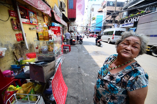 Dẹp vỉa hè: "Đẩy đuổi hàng rong không khó, nhưng đuổi rồi để làm gì?" - 2 Sau những hàng quán tạm bợ này là rất nhiều phận người, là sinh kế của rất nhiều gia đình