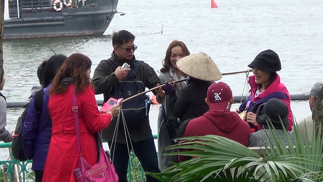 Hình ảnh du khách nước ngoài bị nhóm nữ quái ở Hồ Tây chèo kéo, chèn ép mua chuối và chụp ảnh được PV Dân Trí phản ánh gây bức xúc trong dư luận