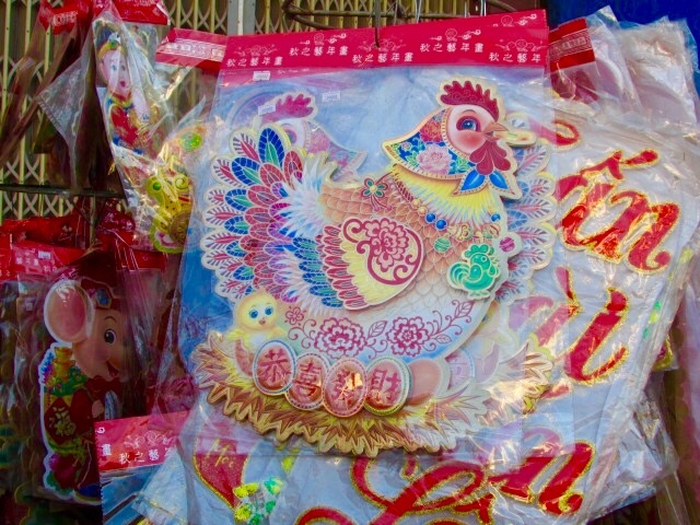 Thị trường đồ trang trí Tết: "Cháy" hàng có hình… con gà - 2 Miếng dán cặp gà cồ và gà mái với dòng chữ “Vạn sự như ý” rất được ưa chuộng