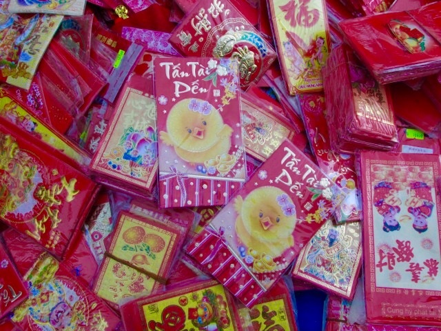 Thị trường đồ trang trí Tết: "Cháy" hàng có hình… con gà - 3 Phong bao lì xì có in hình con gà cũng rất “cháy” hàng
