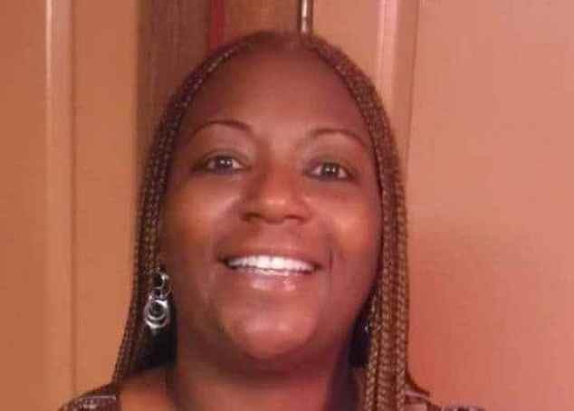 Thi thể nữ hành khách bán khỏa thân bị kéo lê khỏi máy bay American Airlines - 1
Bà Theresa Hines. (Ảnh: Dailymail)