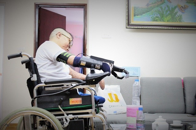 Biệt thự 3.000 m2 của cụ Trịnh Văn Bô và niềm vui của chiến sĩ sống sót sau vụ máy bay rơi - 5
Anh Đinh Văn Dương - người chiến sĩ sống sót trong vụ tai nạn thảm khốc, rơi trực thăng Mi171 ở Hòa Lạc (Thạch Thất, Hà Nội) ngày 7/7/2014 - sau những cơn đau kinh hoàng cả về thể chất và tinh thần, với cơ thể không còn nguyên vẹn, nay cảm thấy vô cùng hạnh phúc khi nhận đôi tay giả, bù đắp phần nào cho đôi tay đã mất của anh. (Ảnh: Trần Thanh)