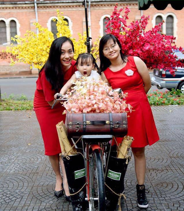 Hành trình chữa bệnh đầy nước mắt cùng con của loạt nghệ sĩ Việt - 4 Bé Thúy Anh (ngoài cùng bên phải) giờ đây đã là một nữ sinh trung học.