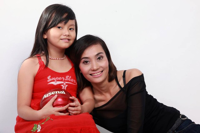 Hành trình chữa bệnh đầy nước mắt cùng con của loạt nghệ sĩ Việt - 3 Bé Thúy Anh cùng mẹ thuở bé.