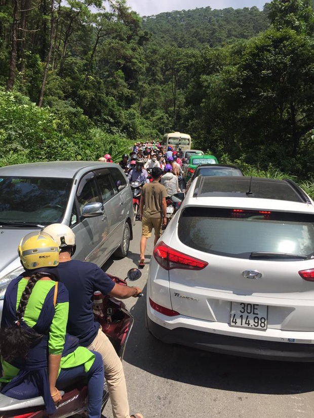 Trong ngày đầu của kỳ nghỉ lễ Quốc khánh năm nay, tuyến đường dẫn lên Tam Đảo ùn ứ nghiêm trọng, hàng dài phương tiện chôn chân ngay đoạn đường đèo. Ảnh: Otofun