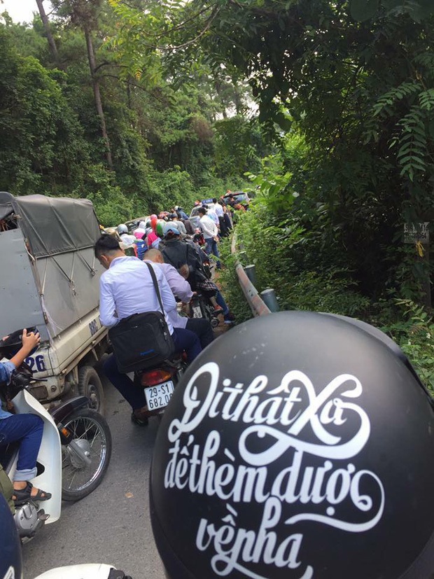 Đây là điểm du lịch nằm không xa trung tâm Thủ đô Hà Nội, khí hậu lại mát mẻ, dễ chịu nên hầu như vào các dịp nghỉ lễ, địa điểm này luôn xảy ra tình trạng ùn tắc, kéo dài, đặc biệt tại các đoạn đường cua bị thu hẹp. Ảnh: Otofun