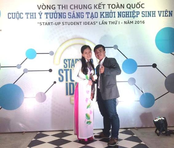 Hai sinh viên chế bùn vi sinh từ chất thải thủy sản để trồng rau sạch - 2
Hai em Hào (bên phải) và Mức tại cuộc thi ý tưởng sáng tạo khởi nghiệp sinh viên toàn quốc năm 2016