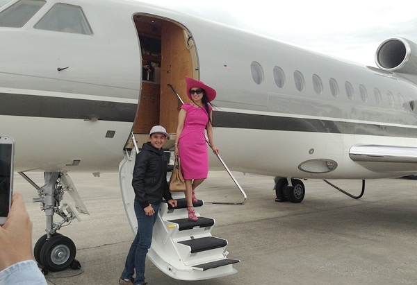 Nhiều bạn bè, đồng nghiệp trong giới nghệ sĩ Việt từng được cô đưa đi thăm thú bằng phi cơ. Trong ảnh là Hà Phương và Lương Thế Thành.