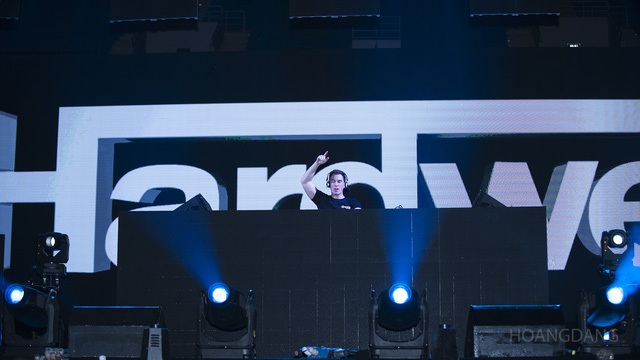 Minh Vượng bật mí chuyện yêu đương, bộ 3 HLV The Face bị "ném đá" - 7 DJ Top 3 thế giới Hardwell khen “khán giả Việt Nam tuyệt vời nhất thế giới”. Trong lần thứ hai tới Việt Nam biểu diễn, tại sân vận động quốc gia Mỹ Đình (Hà Nội), Hardwell đã mang tới những set nhạc mới nhất do chính anh sáng tác và sản xuất dành riêng cho khán giả Việt Nam.