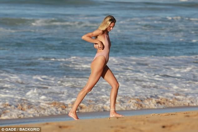 Siêu mẫu "nội y" đẹp không tì vết dù đang mang bầu - 6
Tháng trước, cô còn tham gia biểu diễn trong show cuối năm của Victorias Secret.