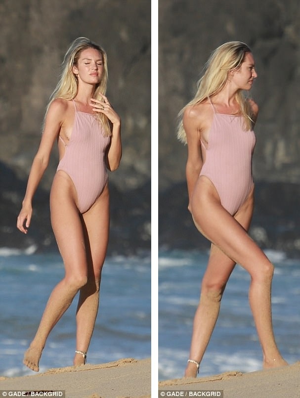 Siêu mẫu "nội y" đẹp không tì vết dù đang mang bầu - 1
Candice Swanepoel thu hút mọi ánh nhìn khi sải bước trên bãi biển Brazil, ngày 17/12 trong bộ áo tắm màu hồng mát mắt và gợi cảm.
