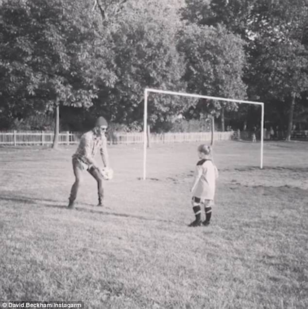 Thú vị khi xem David Beckham dạy con gái út đá bóng - 1
David Beckham đang dạy cô con gái 6 tuổi, Harper, đá bóng.