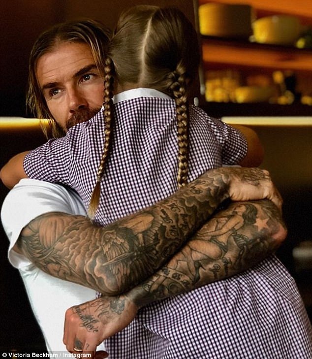 Thú vị khi xem David Beckham dạy con gái út đá bóng - 5
Harper hạnh phúc khi được cha cưng chiều và yêu thương.