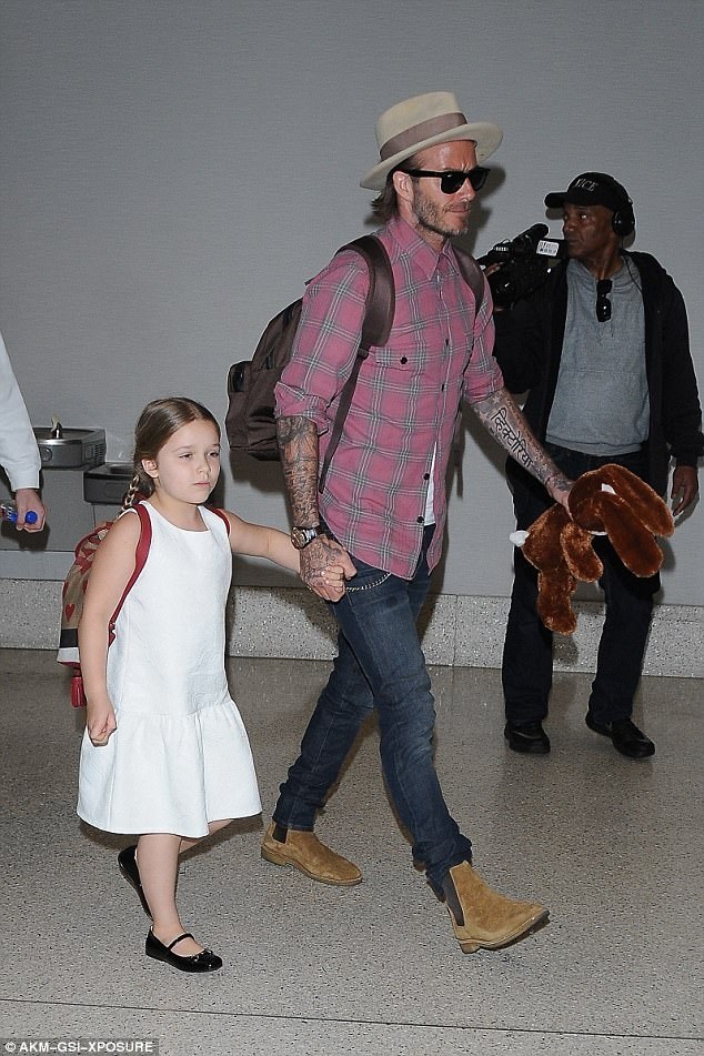 Thú vị khi xem David Beckham dạy con gái út đá bóng - 4
David Beckham rất cưng chiều cô con gái út 6 tuổi và dành phần lớn thời gian bên cô bé.