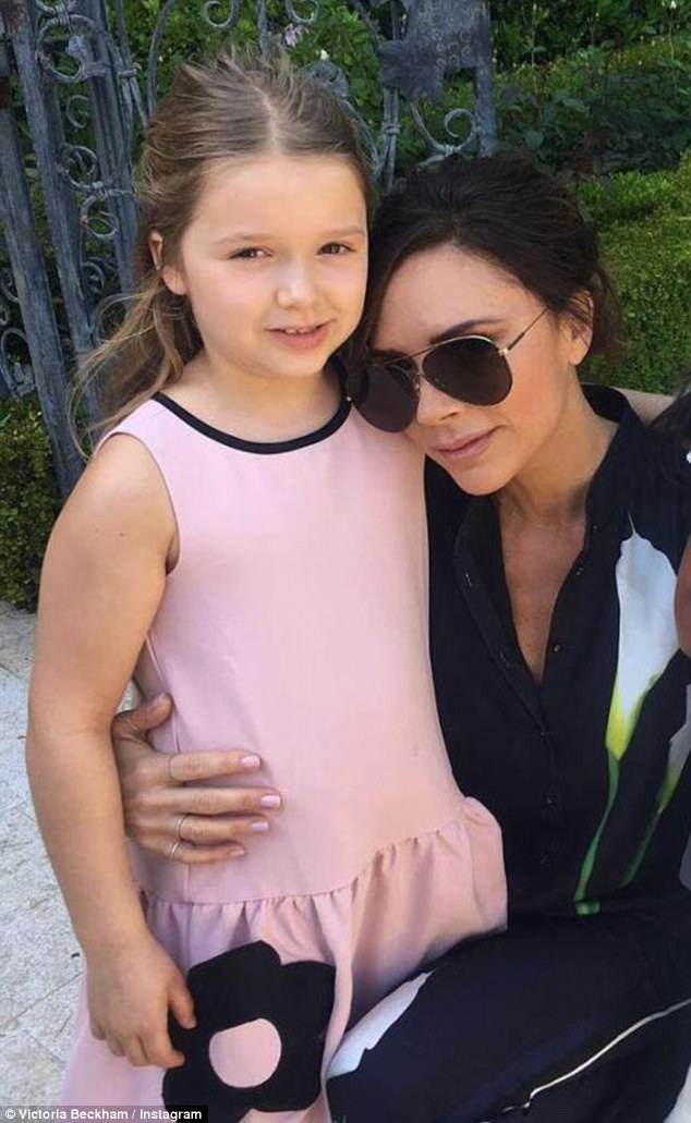 Thú vị khi xem David Beckham dạy con gái út đá bóng - 6
Victoria Beckham nhận xét, con gái út của cô có nhiều đặc điểm tính cách và sở thích giống con trai.