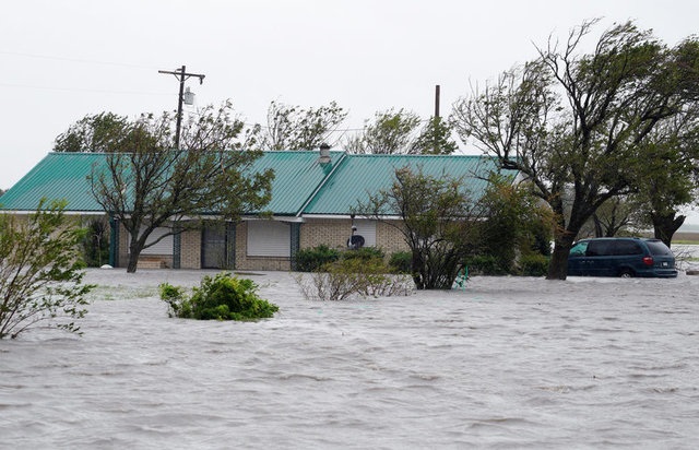Mỹ: Texas hứng bão mạnh nhất trong hơn 50 năm, 1 người chết - 17
Mưa lớn trên diện rộng đã gây ngập lụt ở nhiều nơi (Ảnh: Reuters)