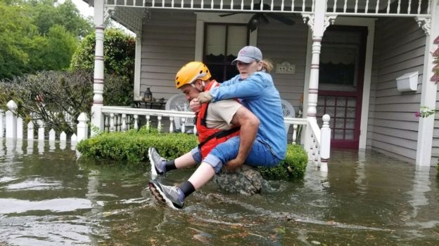 Đường biến thành sông sau siêu bão lịch sử ở Mỹ - 15
(Ảnh: Reuters)
