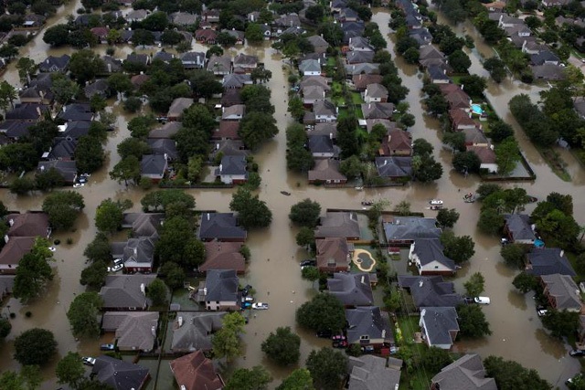 Siêu bão Harvey có thể "ngốn" 180 tỷ USD của Mỹ - 1 Các ngôi nhà ở bang Texas bị hư hại nghiêm trọng sau siêu bão (Ảnh: Reuters)