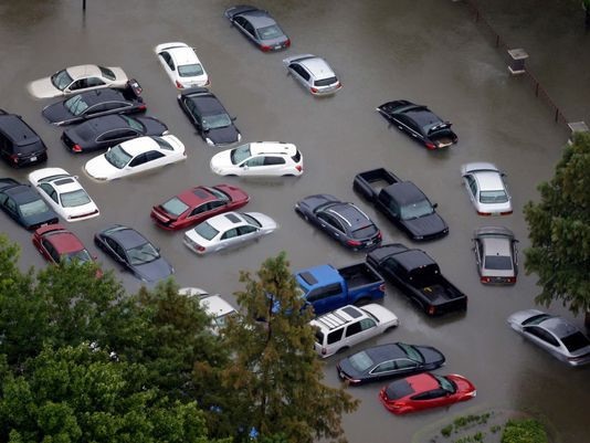 Nhiều đại lý ô tô bị ngập trong bão Harvey ở Mỹ, người mua xe nhập nên thận trọng - 1 Siêu bão Harvey đổ bộ vào bang Texas được coi là 1 trong 5 cơn bão gây thiệt hại nặng nề nhất cho nước Mỹ. Thiệt hại do bão và lũ lụt ước tính lên tới khoảng 42 tỷ USD. (Ảnh: AP)