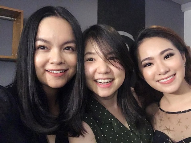 Lùm xùm Kỳ Duyên mặc hở ở chùa, MV tục tĩu, “Giáo sư” tự xưng - 10 Mới đây, các thành viên trong nhóm H.A.T bất ngờ hội ngộ cùng nhau sau 12 năm qua loạt ảnh úp mở của Phạm Quỳnh Anh trên trang cá nhân của cô. Cuộc hội ngộ của ba ca sĩ Phạm Quỳnh Anh, Ngô Quỳnh Anh và Lương Bích Hữu khiến khán giả chờ đợi sự tái hợp của họ trên sân khấu sau 12 năm. 3 thành viên xinh đẹp của nhóm nhạc thần tượng năm xưa giờ đã là các bà mẹ nhưng họ vẫn giữ được nhan sắc trẻ trung.