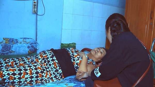 Xúc động hình ảnh người mẹ khiếm thị, ngồi xe lăn thi hát… - 3 Hoàn cảnh đáng thương của nghệ sỹ Hoàng Lan khiến cô gái 18 tuổi tham gia thi hát để kiếm tiền giúp đỡ. Ảnh: NSX.