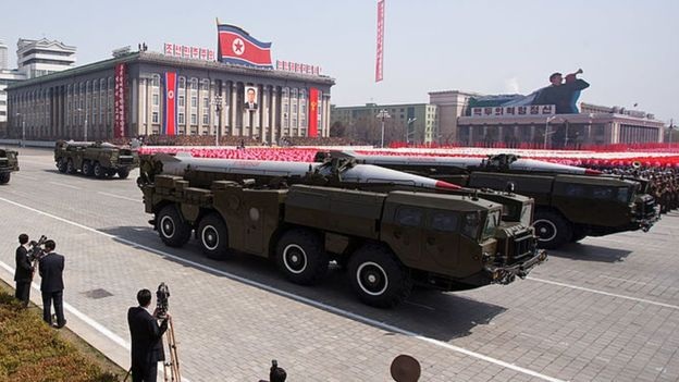 Tham vọng hạt nhân của Triều Tiên làm dậy sóng thế giới - 15
Tên lửa Hwasong được phô diễn trong cuộc duyệt binh năm 2012 (Ảnh: AFP)