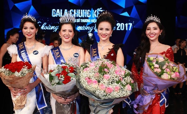 Đinh Hiền Anh trở thành “Nữ hoàng kim cương 2017” - 1
Đinh Hiền Anh (thứ 2 từ trái sang) đăng quang Nữ hoàng kim cương 2017.