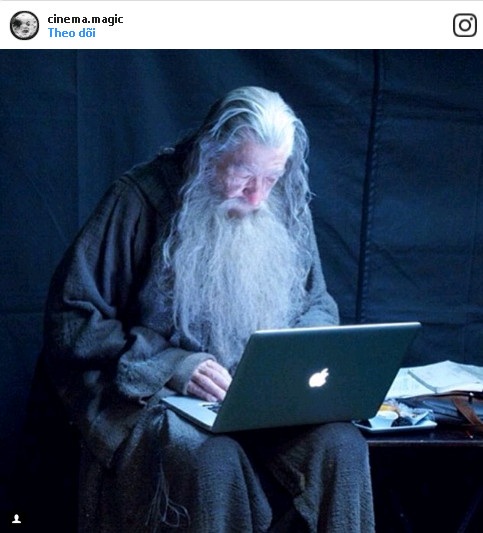 Phù thủy áo xám Gandalf đang check email trong lúc nghỉ giải lao giữa hai cảnh quay.