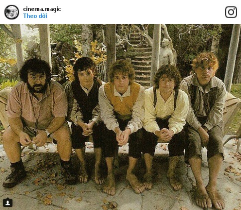 Những người hobbit và đạo diễn bộ phim “Chúa tể của những chiếc nhẫn”- Peter Jackson trước cảnh quay cuộc họp ở Rivendell.