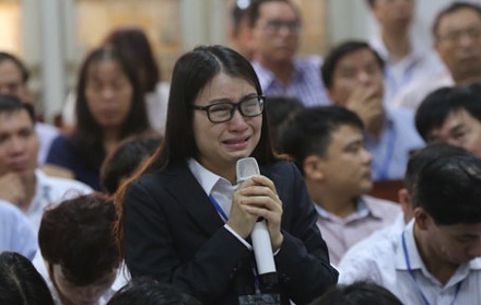 Phạm Thị Hồng Tứ cũng bật khóc nức nở mong HĐXX cho bị cáo được hưởng án treo.