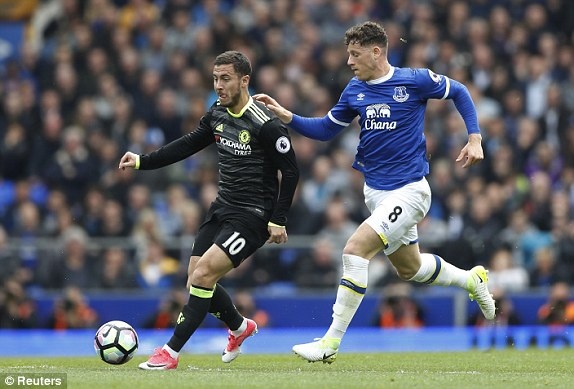 Everton 0-3 Chelsea: Lộ diện nhà vô địch - 4
Hazard (trái) đi bóng trước sự truy cản của Barkley (phải)