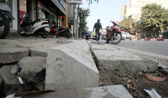 BOT Cai Lậy lại “vỡ trận”, bé trai 10 tuổi bị bố đẻ bạo hành dã man - 7 Một số tuyến phố trong kế hoạch lát lại vỉa hè bằng đá tự nhiên được giới thiệu là “bền 70 năm” đang trong tình trạng ngổn ngang vì thi công dở dang, thậm chí có nơi đã bong tróc, gạch mới lát vỡ vụn. (Ảnh: Xuân Ngọc)