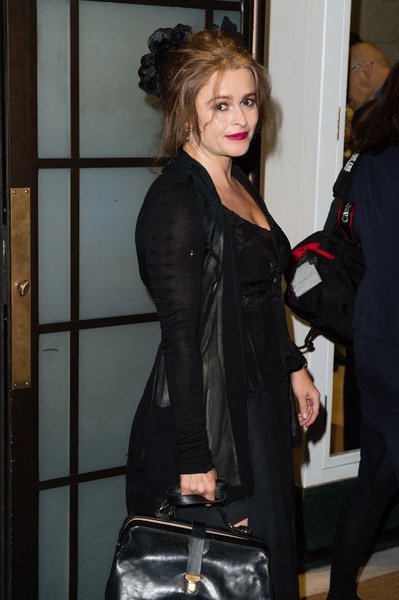 Dàn “sao” phim Harry Potter ngày ấy - bây giờ - 20
Helena Bonham Carter là 1 trong những ngôi sao người Anh nổi tiếng nhất Hollywood. Năm 2010 với vai diễn trong phim The Kings Speech, Helena đã được đề cử giải Oscar danh giá. Nhắc tới cô - người ta sẽ nhớ ngay tới những bộ phim ăn khách như Những người khốn khổ (2012), Charlie and the Chocolate Factory (2005), Mrs. Lovett in Sweeney Todd: The Demon Barber of Fleet Street (2007), Dark Shadows (2012), Alice in Wonderland (2010), Live from Baghdad (2002), Burton &Taylor (2013)... Ngôi sao 51 tuổi này có 2 con với đạo diễn Tim Burton và họ chưa từng kết hôn.
