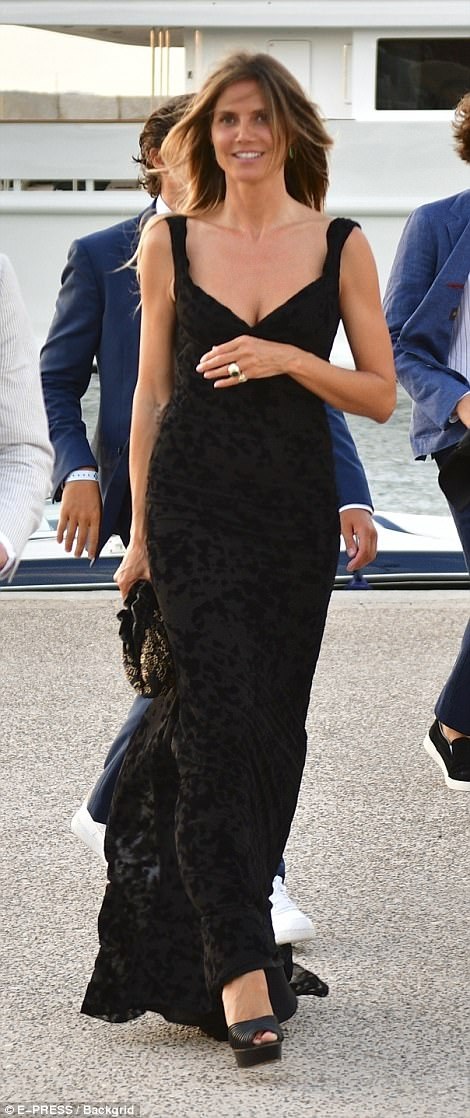 
Siêu mẫu Đức tới Pháp dự sự kiện gây quỹ từ thiện do nam diễn viên Leonardo DiCaprio tổ chức và cô tranh thủ kết hợp đi nghỉ mát
