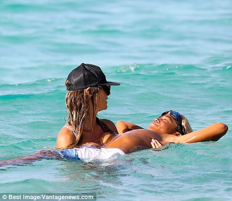 Heidi Klum khoe thân hình siêu mẫu bên bốn đứa con - 7
Siêu mẫu là một bà mẹ bận rộn nhưng không bao giờ lơ là vai trò của mình. Cô luôn cố gắng dành thời gian trò chuyện và dạy các con kỹ năng sống.
