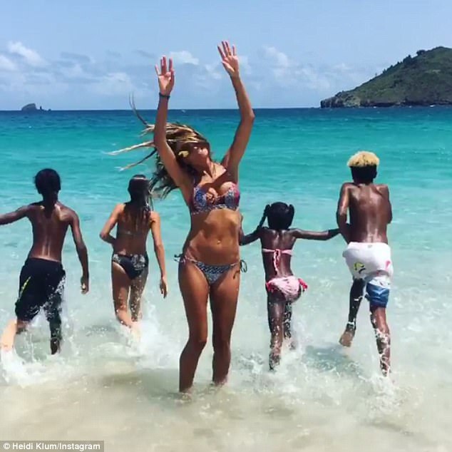 Heidi Klum sở hữu cơ bụng hoàn hảo sau 4 lần sinh nở - 9
Heidi Klum là mẹ của bốn đứa con: Johan, 10 tuổi; Helene, 13 tuổi; Lou, 7 tuổi; và Henry, 11 tuổi.