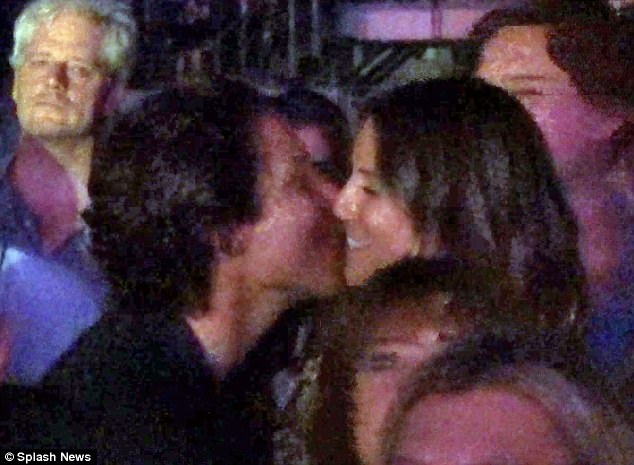 Heidi Klum lại hạnh phúc bên bồ trẻ - 1
Heidi Klum hạnh phúc hôn bạn trai Vito Schnabel khi đi xem buổi diễn của nhóm U2 ngày 29/6 vừa qua