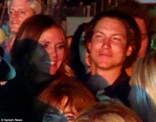 Heidi Klum lại hạnh phúc bên bồ trẻ - 2
Siêu mẫu 44 tuổi và bạn trai 30 tuổi xuất hiện lần đầu bên nhau từ sau khi Vito bị lộ ảnh hôn 1 phụ nữ lạ mặt trên phố