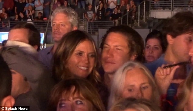 Heidi Klum lại hạnh phúc bên bồ trẻ - 3
Cặp đôi được cho là đã hôn và âu yếm nhau khá lâu trước khi đường ai nấy đi