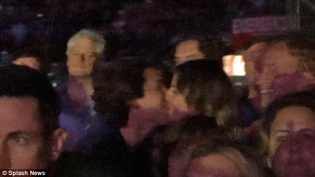 Heidi Klum lại hạnh phúc bên bồ trẻ - 4
Vito sau đó đã lên tiếng phủ nhận tin đồn ăn chả mà cho biết, anh chỉ đơn thuần hôn và nói lời chào tạm biệt 1 người bạn