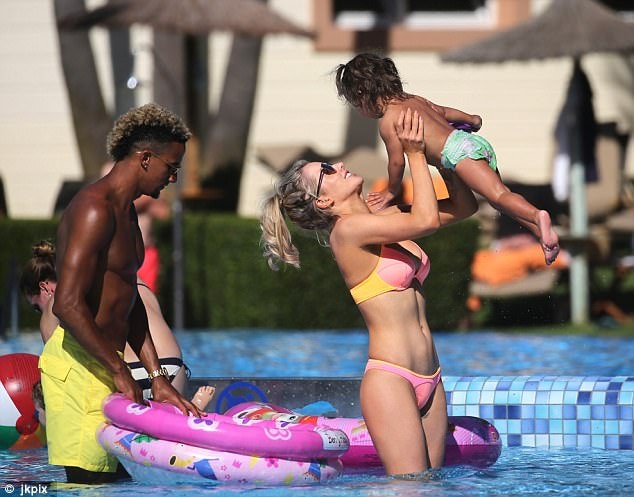 
Người đẹp gợi tình nhất nước Anh năm 2013 do tạp chí FHM bình chọn rạng rỡ đùa vui bên bể bơi cùng bạn trai - cầu thủ bóng đá Scott Sinclair và con gái 2 tuổi Matilda Jessica Sinclair
