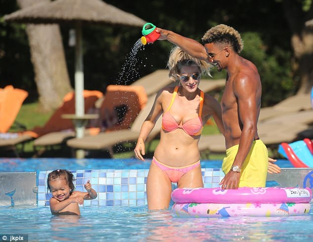 
Làm mẹ là bản năng của tôi, tôi muốn được làm mẹ từ khi 10 tuổi và tôi sẽ sớm có thêm con trong tương lai gần, nữ diễn viên 27 tuổi thổ lộ.
