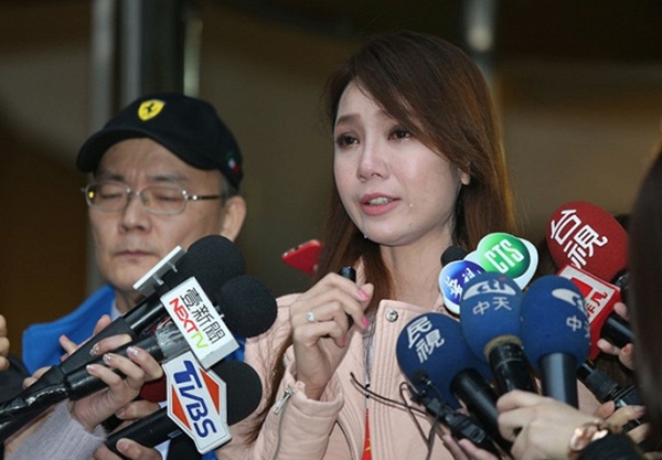 Scandal nói dối thân thế của nữ diễn viên gốc Việt gây xôn xao xứ Đài - 1
Helen Thanh Đào bất ngờ tổ chức họp báo thừa nhận nói dối thân thế, lừa dối khán giả suốt thời gian qua.