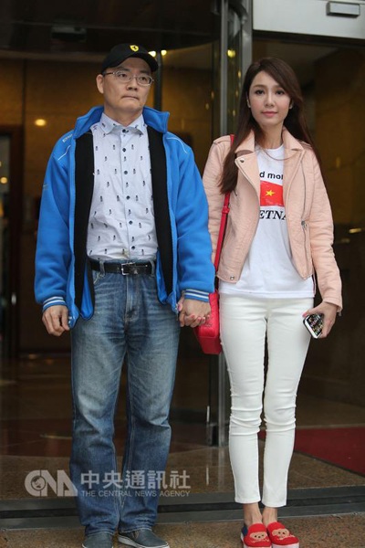 Sau thừa nhận nói dối, Helen Thanh Đào khóc lóc tố chồng bạo hành - 1
Helen Thanh Đào và Đới Phát Khuê, chồng cô, tại buổi họp báo gây sốc ngày 8/1 tại Đài Loan.