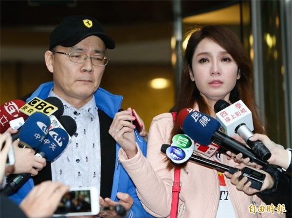 Không xu dính túi, Helen Thanh Đào vẫn quyết ly dị chồng - 1
Helen Thanh Đào và chồng, Đới Phát Khuê, trong cuộc họp báo gây sốc ngày 8/1 tại Đài Loan.