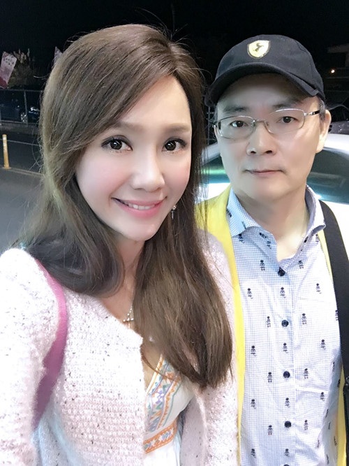 Không xu dính túi, Helen Thanh Đào vẫn quyết ly dị chồng - 2
Cặp đôi đã hoàn tất thủ tục ly dị vào ngày 16/1 dù ông Đới Phát Khuê đã xé nát đơn ly dị ngay tại tòa.